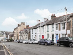 A row of townhouses with a street in front. - 3 bedroom accommodation in Criccieth (Criccieth)