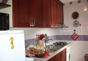 Refrigerador, parrilla de estufa, cafetera y tetera y tetera eléctrica 