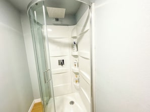 Secador de pelo, toallas, jabón, shampoo