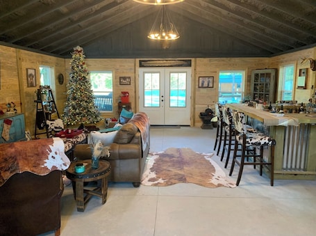 Interior. Charming farmhouse in delightful Brantley with AC