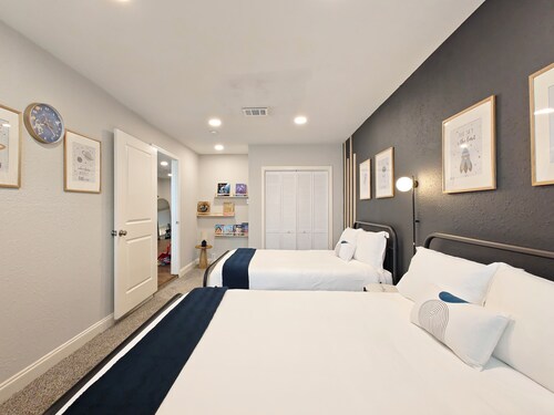 Spacious Family Retreat – 2 King Suites, Pool Table, & Backyard Oasis