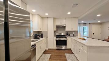 Mikrowelle, Ofen, Herdplatte, Geschirrspüler