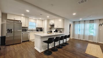 Een microgolfoven, een oven, een kookplaat, een vaatwasser