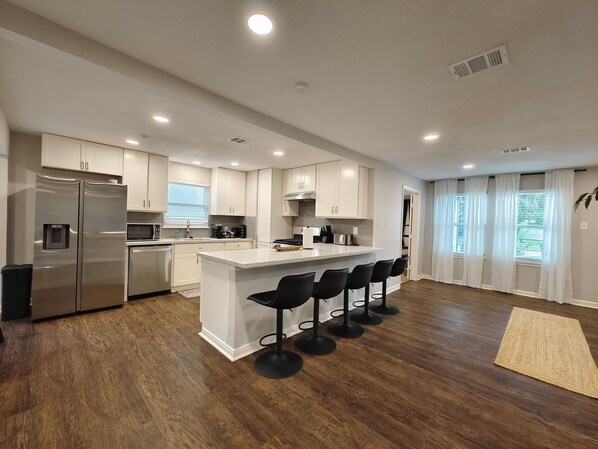 Microondas, horno, placa de cocina, lavavajillas