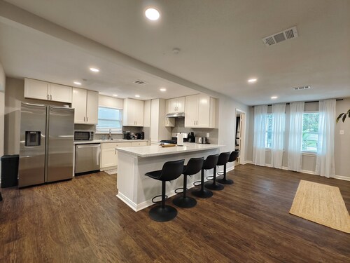 Spacious Family Retreat – 2 King Suites, Pool Table, & Backyard Oasis