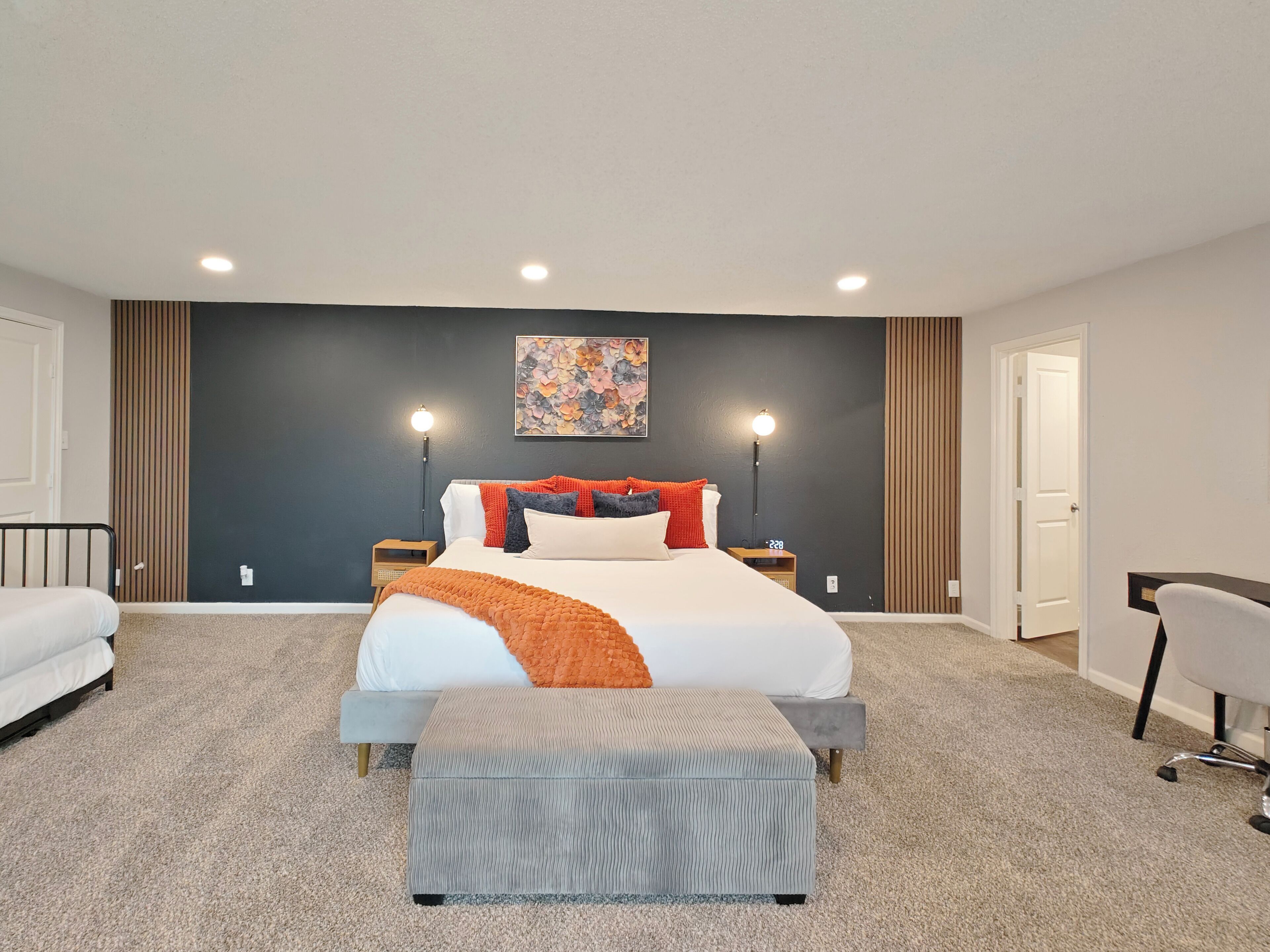 4 slaapkamers, een bureau, een strijkplank/strijkijzer, wifi