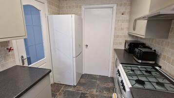 Rumah | Dapur pribadi | Lemari es, microwave, oven, dan kompor