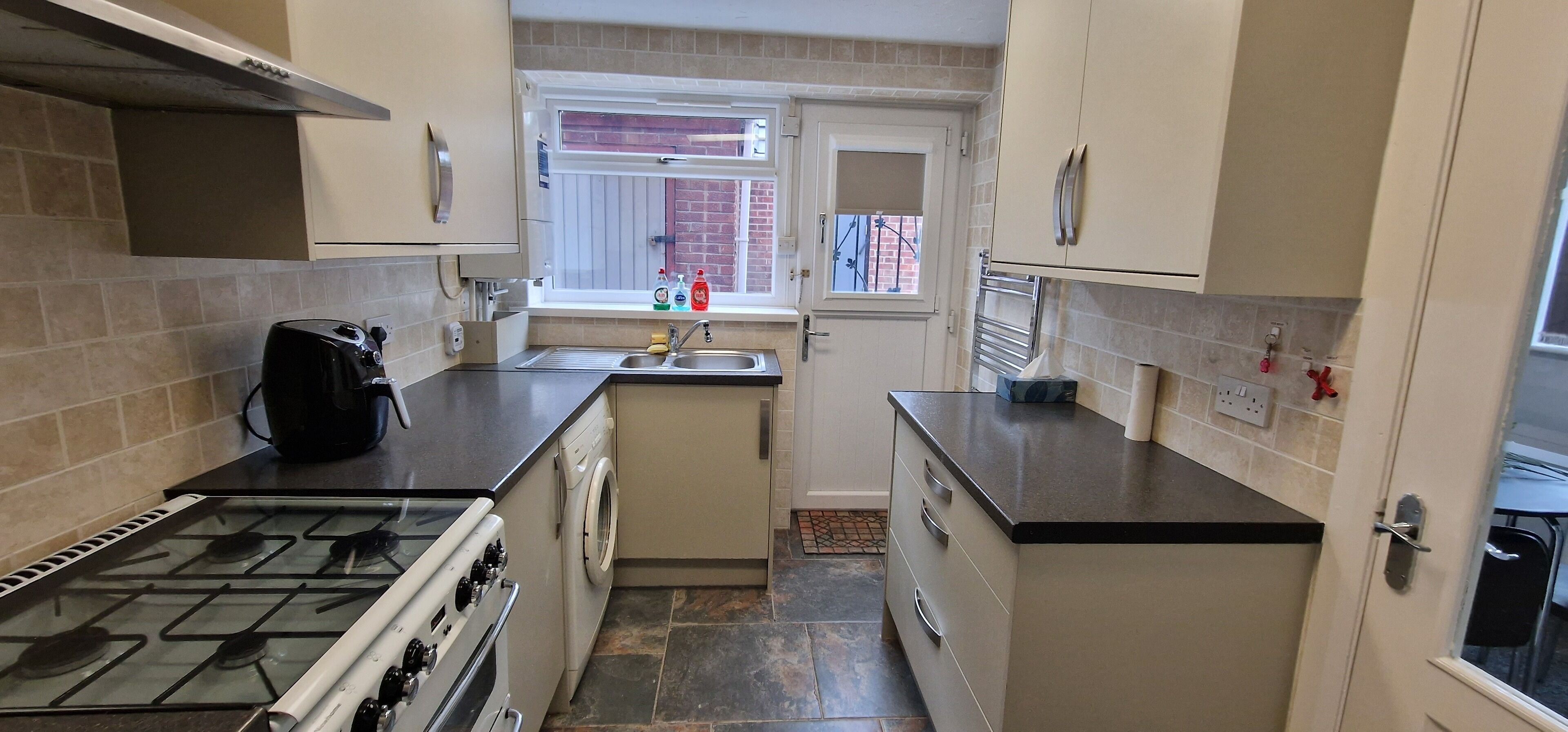 House | Private kitchen | Fridge, microwave, oven, stovetop