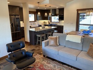 Smart-TV, peis og bøker