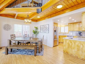 Dining - Kid's Paradise! Ball Pit 2 Lofts Lakeview 5 bedrooms, 2.5 bathrooms, wifi (Lake Arrowhead)