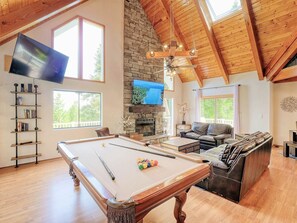 Smart TV, fireplace