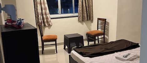 1 habitación, tabla de planchar con plancha, wifi y ropa de cama