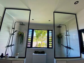 Chuveiro, secador de cabelo, toalhas de banho, sabonete