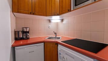 Micro-ondas, fogão, lava-louças