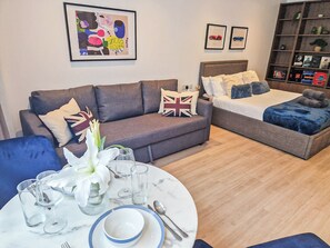 Smart TV - Chic Studio Apartment with Lift & FREE High-Speed Wi-Fi steps from Regent's Park (London)