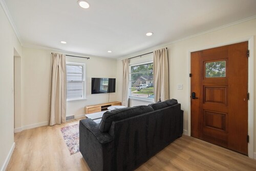 Welcome to Momo's Place. Charming 3 Bedroom, 1Bathroom with Modern Upgrades