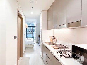 Kylskåp, mikrovågsugn, kaffe- och tebryggare och brödrost