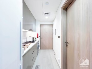 Refrigerador, microondas, cafetera/tetera, tostadora