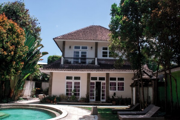 المنشأة من الخارج