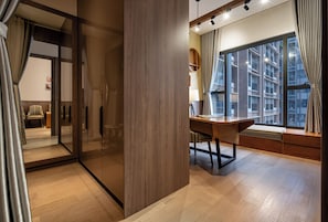 Suite luxueuse, balcon, vue sur la ville | Salle de séjour | Téléviseur connecté de 40 po avec télévision numérique, Netflix