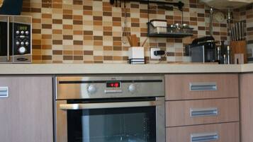 Frigorífico, microondas, horno y placa de cocina