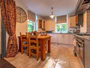 Fridge, microwave, oven, dishwasher - William Oakes | Georgian Garden House - Bridgnorth - Pass the Keys (Bridgnorth)