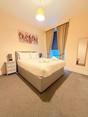 2 slaapkamers, een strijkplank/strijkijzer, gratis wifi, beddengoed