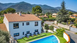 A two-story house with a swimming pool, surrounded by greenery and mountains in the background. - Villa Du Soleil by Villa Plus (Laroque-des-Albères)