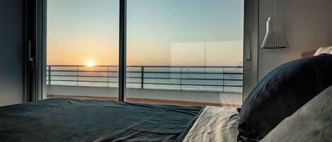 5 bedrooms, desk, iron/ironing board, travel crib