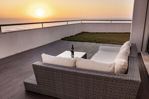 Terrace/patio - Beachfront home with spectacular views, Santa Cruz (A dos Cunhados)