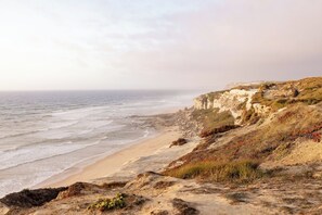 Beach nearby, sun-loungers, beach towels - Beachfront home with spectacular views, Santa Cruz (A dos Cunhados)