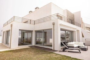 Terrace/patio - Beachfront home with spectacular views, Santa Cruz (A dos Cunhados)