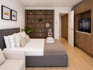 1 habitación, escritorio, tabla de planchar con plancha y cuna de viaje 