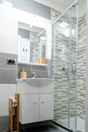 Classic Double Room, Garden View | Bathroom | Shower, slippers, towels, soap - Casa Lena B&B (Naples)