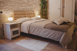 Classic Double Room, Garden View | In-room safe, iron/ironing board, free WiFi - Casa Lena B&B (Naples)
