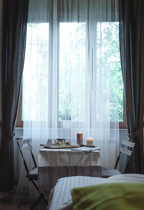 Deluxe Double or Twin Room, Garden View | In-room safe, iron/ironing board, free WiFi - Casa Lena B&B (Naples)