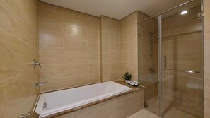 أحواض استحمام وحجيرات دش منفصلة، مستلزمات مجانية للعناية الشخصية