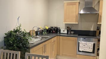 Apartamento | Cozinha privada | Geladeira, micro-ondas, fogão, cooktop