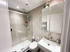 Sèche-cheveux, bidet, serviettes fournies, savon