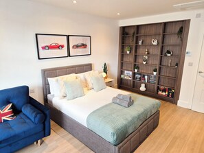 1 habitación, tabla de planchar con plancha y cuna de viaje 