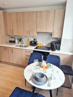 Kühlschrank, Mikrowelle, Ofen, Herdplatte