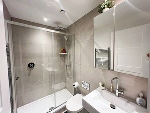 Secador de cabelo, bidê, toalhas de banho, sabonete