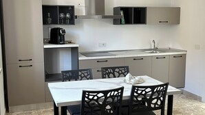 Een moderne keuken met een eethoek.