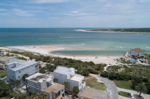 Bright 4BR Home - Just Minutes from town & Beach!