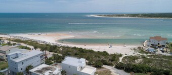 Bright 4BR Home - Just Minutes from town & Beach!