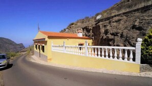 Exterior - Villa Palomino - Sleeps 6 - Parking - Pet Friendly (Galdar)