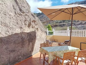 Outdoor dining - Villa Palomino - Sleeps 6 - Parking - Pet Friendly (Galdar)