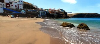 Villa Palomino - Sleeps 6 - Parking - Pet Friendly