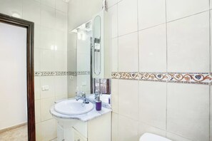 Combined shower/tub, deep soaking tub, hair dryer, towels - Villa Palomino - Sleeps 6 - Parking - Pet Friendly (Galdar)