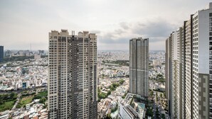 Un edificio de gran altura con un diseño arquitectónico moderno, que cuenta con varios pisos y una imponente torre central.